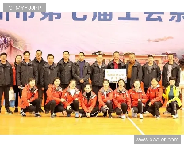 女裁判与足球明星亲密合影展现体育精神与性别平等的美好瞬间